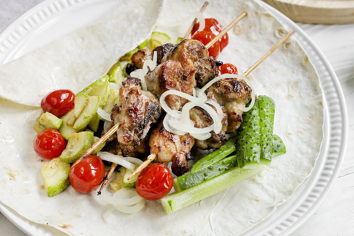 Вдохновение лета: шашлычки из курицы с овощами под лавашем