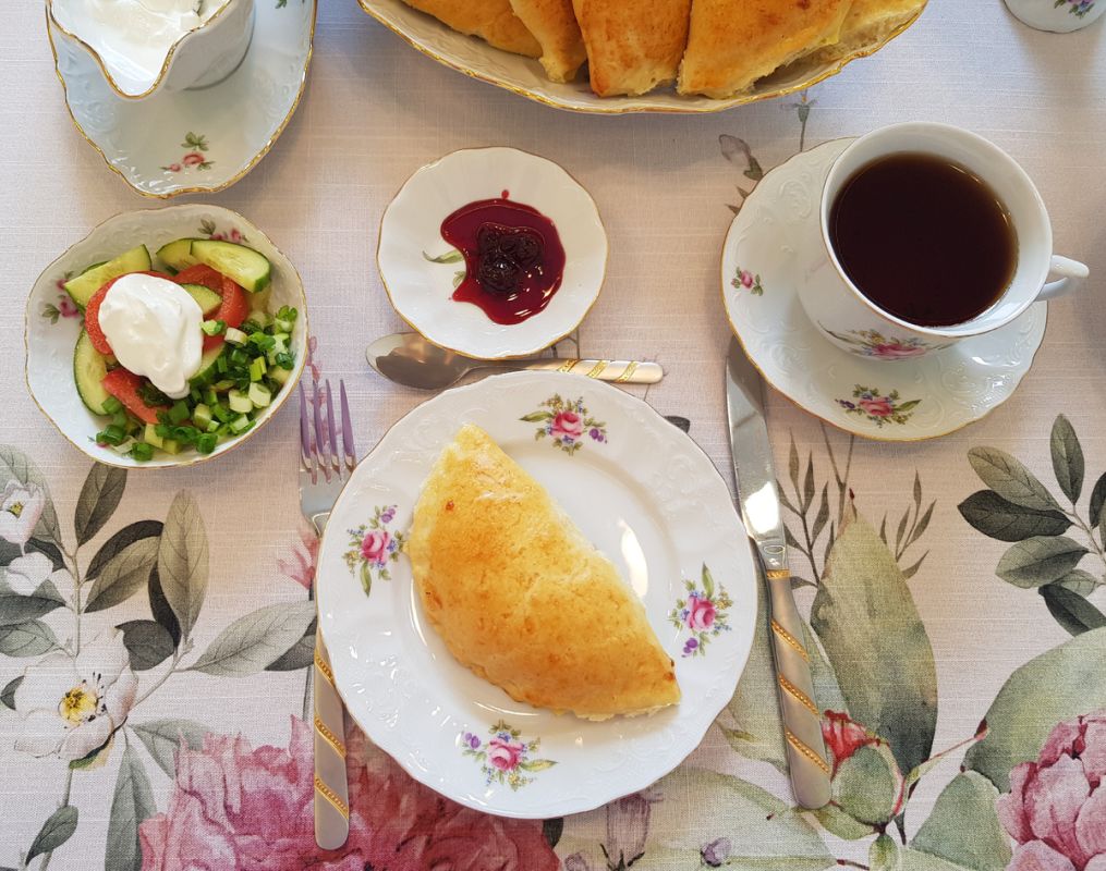 Пирожки из дрожжевого теста на кефире с ветчиной и сыром