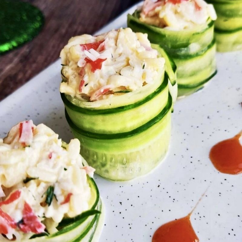 Рулетики с крабовым салатом — простое решение для уютного стола