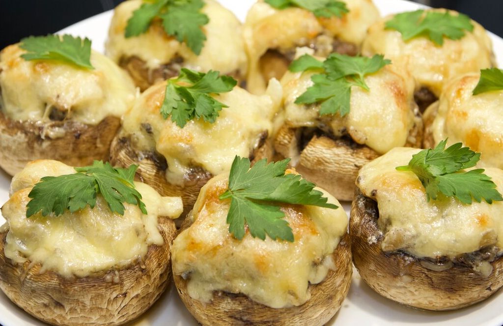 Фаршированные шампиньоны с курицей и сыром: простая вкусная закуска