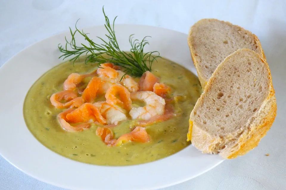 Вкусное путешествие: гороховый суп с морепродуктами как изысканное угощение