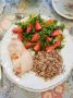 Свежий взгляд на салаты: Запеченная курица с киноа и клубникой