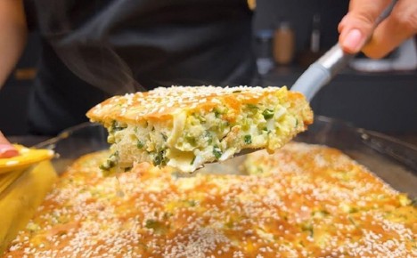 Простой и нежный заливной пирог с луком и яйцами: уют домашней кухни
