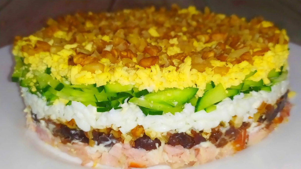 Сочный салат с копченой курицей и черносливом: Просто и Вкусно