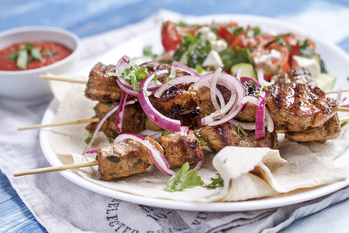 Шашлык по-домашнему: вкусно и просто с аджикой и овощами