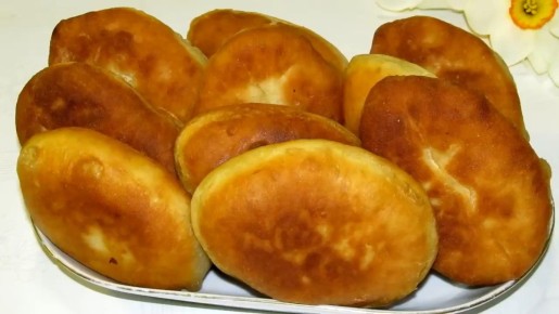Быстрые и вкусные пирожки на кефире: как порадовать семью за 16 минут