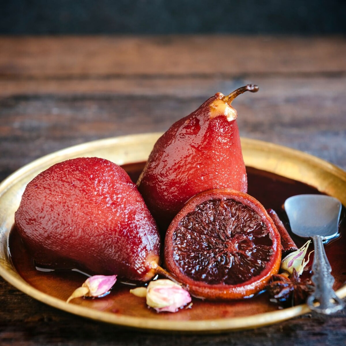 Груши в красном вине: искусство простоты на вашем столе