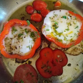 Яичница в красном перце с булгуром