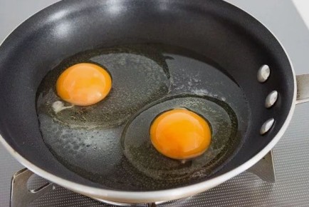 Почему стоит обращать внимание на температуру яиц перед жаркой
