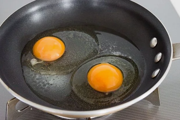 Почему стоит обращать внимание на температуру яиц перед жаркой
