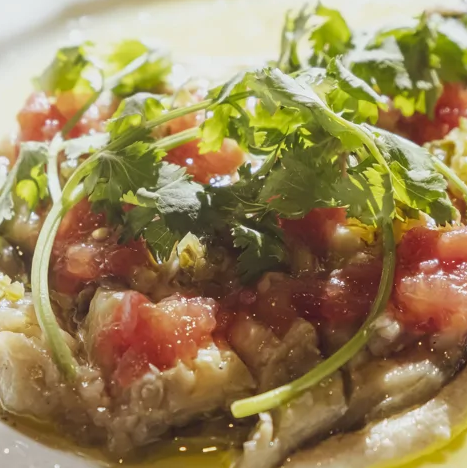 Запеченные баклажаны с кунжутным соусом и овощной сальсой: оригинальный взгляд на итальянское блюдо