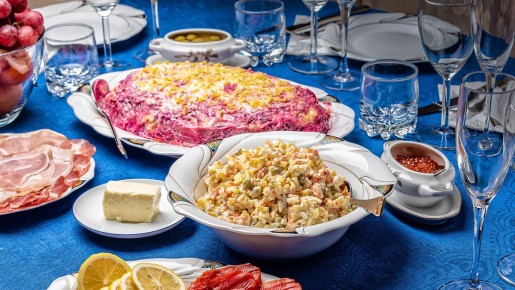 Традиции новогоднего стола: от оливье до шампанского