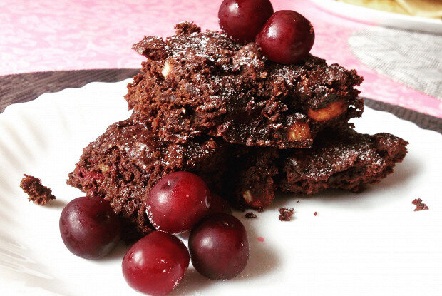 Нежные брауни с вишней и миндалем