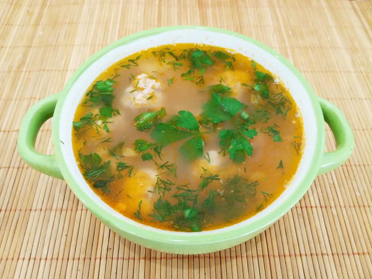 Фасолевый суп с фрикадельками и свежими помидорами