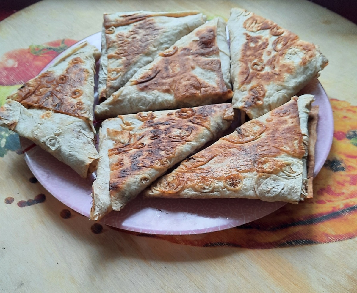 Треугольники из лаваша: Быстрая закуска с грибами и капустой на любой стол