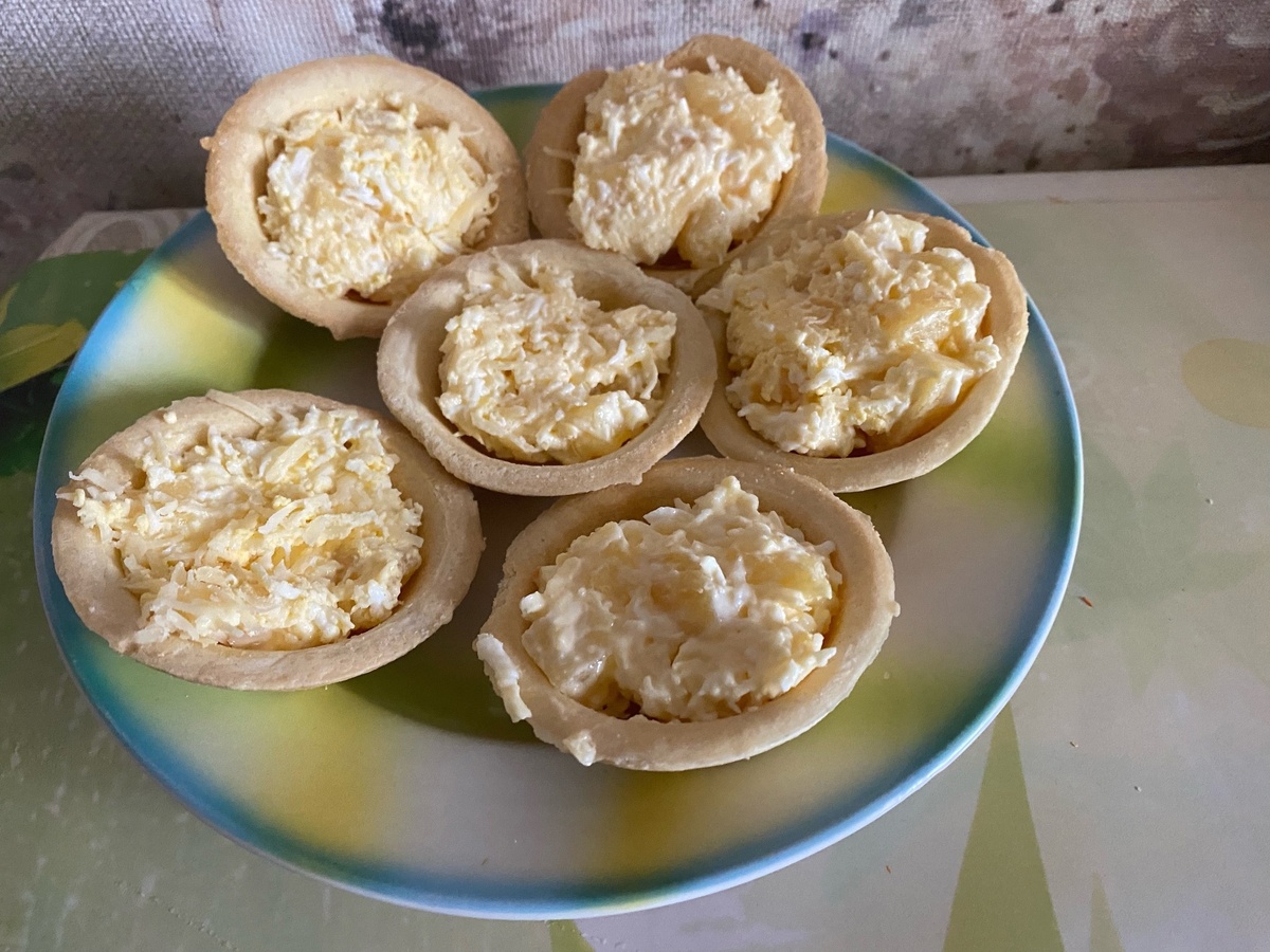 Вкусные тарталетки с ананасом, сыром и чесноком: необычное угощение на столе