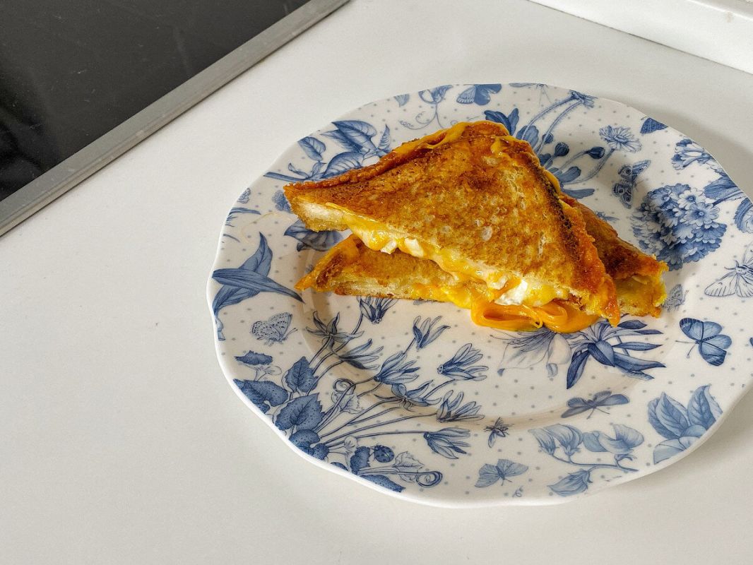 Горячий бутерброд с тремя сырами: вкус, который запомнится