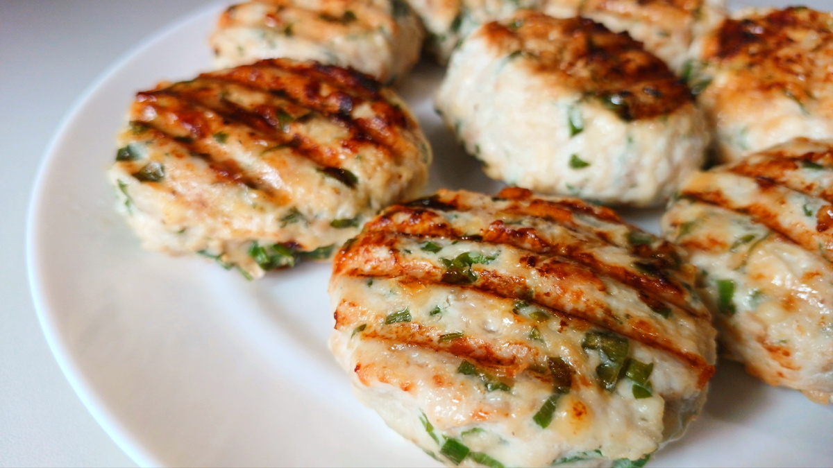 Куриные котлеты, как на гриле: нежность с сыром и зеленью