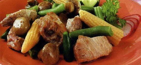 Искусство готовки: уникальная жареная свинина с кукурузой и грибами