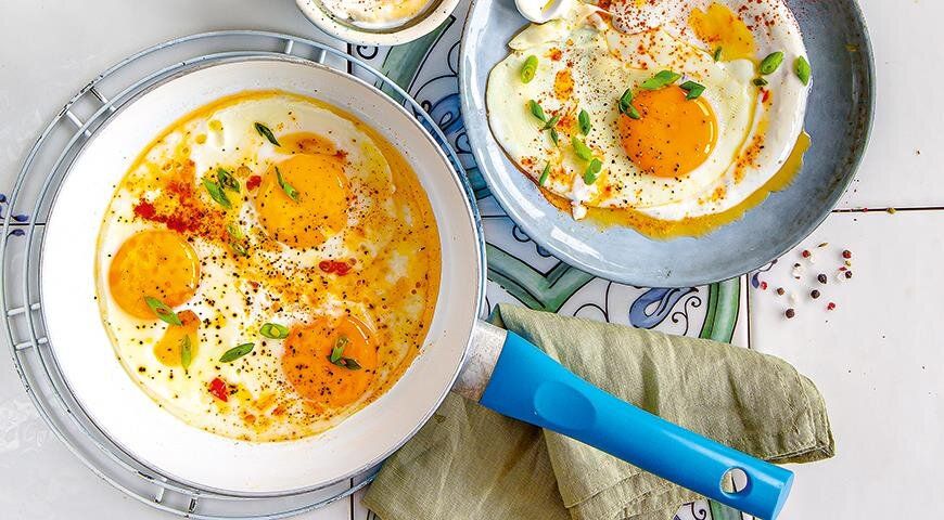 Яичница с йогуртом и зеленью: вкусное пробуждение традиций