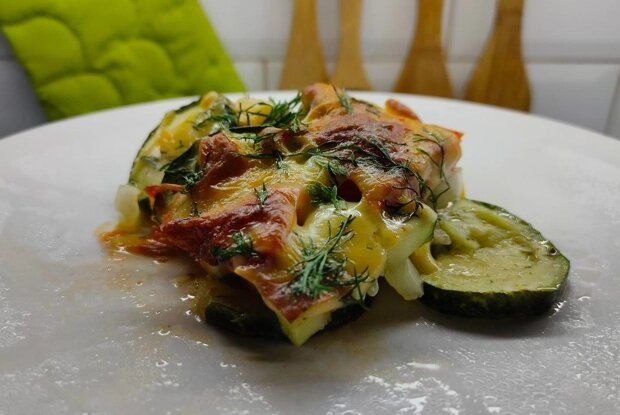 Нежная запеканка из цукини с яркими овощами и сыром