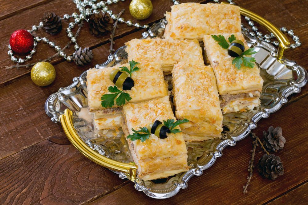 Оригинальный закусочный Наполеон: нежность и вкус на праздничном столе