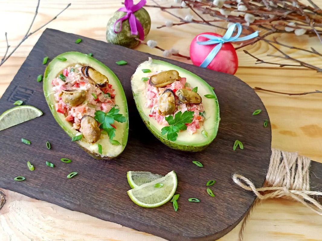Как удивить гостей: яркий салат в авокадо с морепродуктами