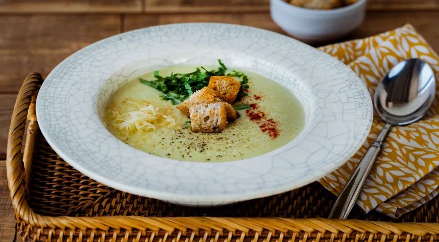 Уютный крем-суп из порея с копченым сыром для холодных вечеров