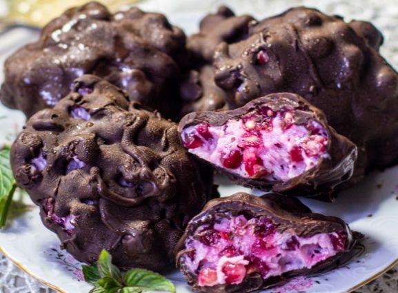 Необычный десерт: гранат в шоколаде с йогуртом
