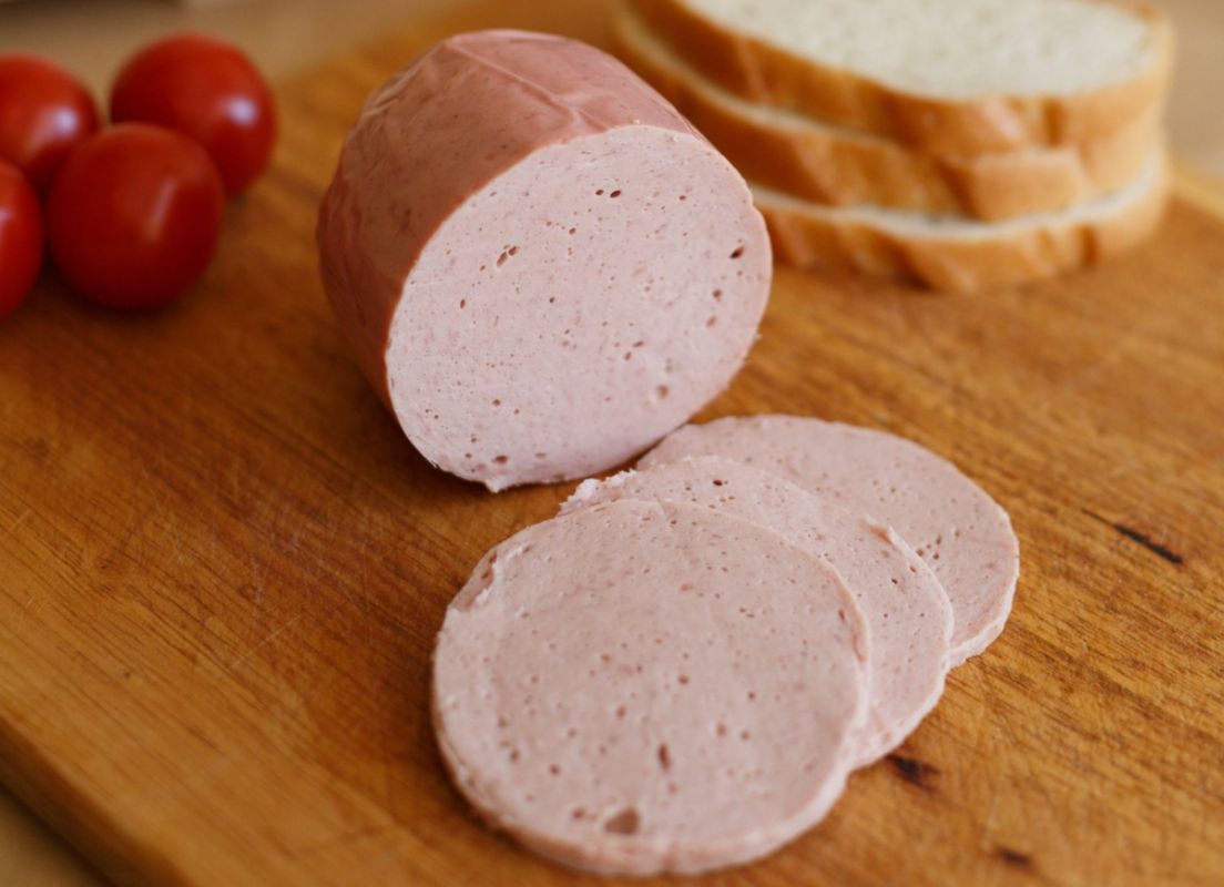 Можно ли вареную колбасу подружить с диетой?