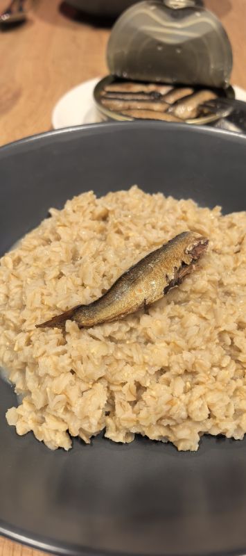 Овсянка со шпротами: кулинарный эксперимент, перевернувший представление о завтраке