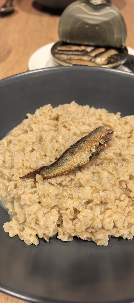 Овсянка со шпротами: кулинарный эксперимент, перевернувший представление о завтраке