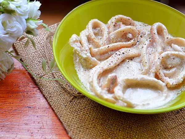 Кальмары в сметанном соусе в духовке