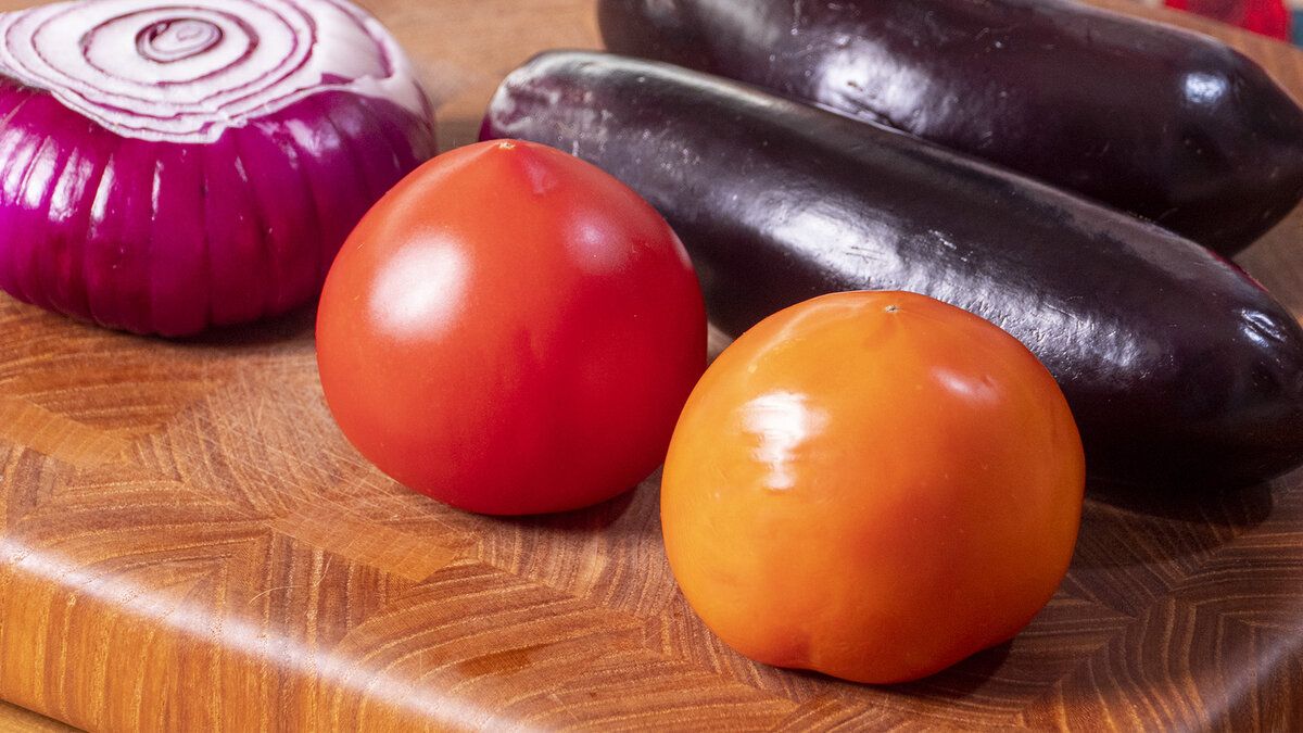 Покорите осень: армянский салат с баклажанами и овощами за 10 минут