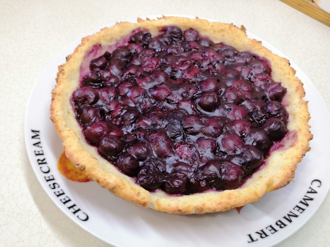 Ароматная вишневая ватрушка: легкий летний десерт