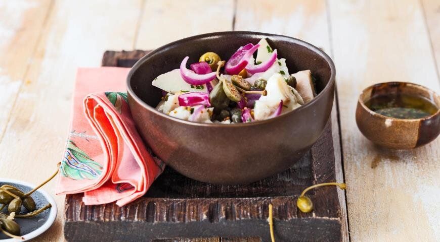 Салат из трески с картофелем, красным луком и оливками