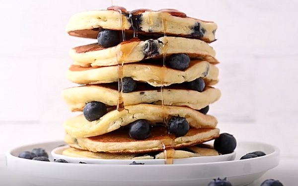 Сладкие блинчики с черникой и рикоттой: идеальный завтрак