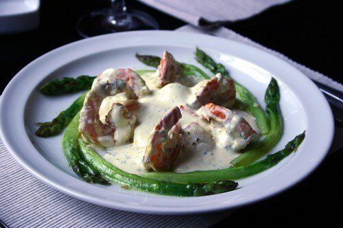 Сметанный соус с хреном и розмарином: идеальный компаньон для креветок