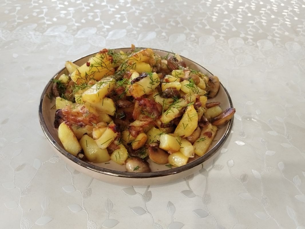 Изысканная жареная картошка с грибами и луком