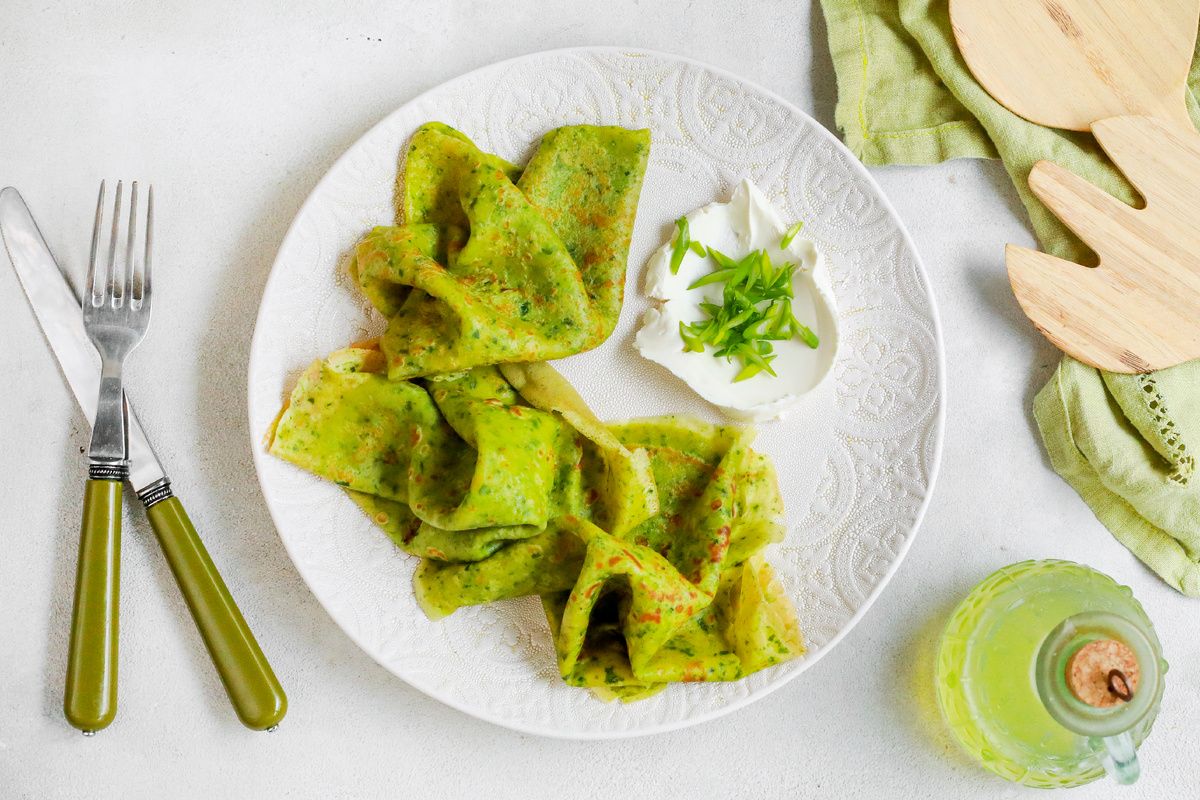 Вкусные шпинатные блинчики с творожным сыром: легкий рецепт на каждый день