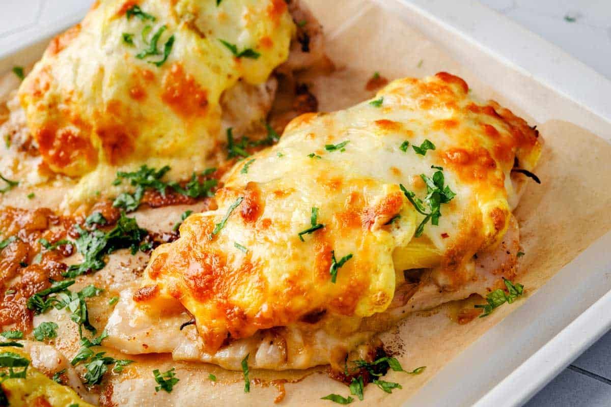 Как вернуть к жизни куриную грудку с сыром и ананасом