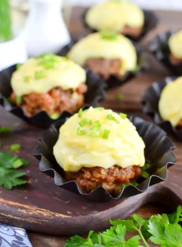 Котлеты с картофельным пюре и сыром в формочках