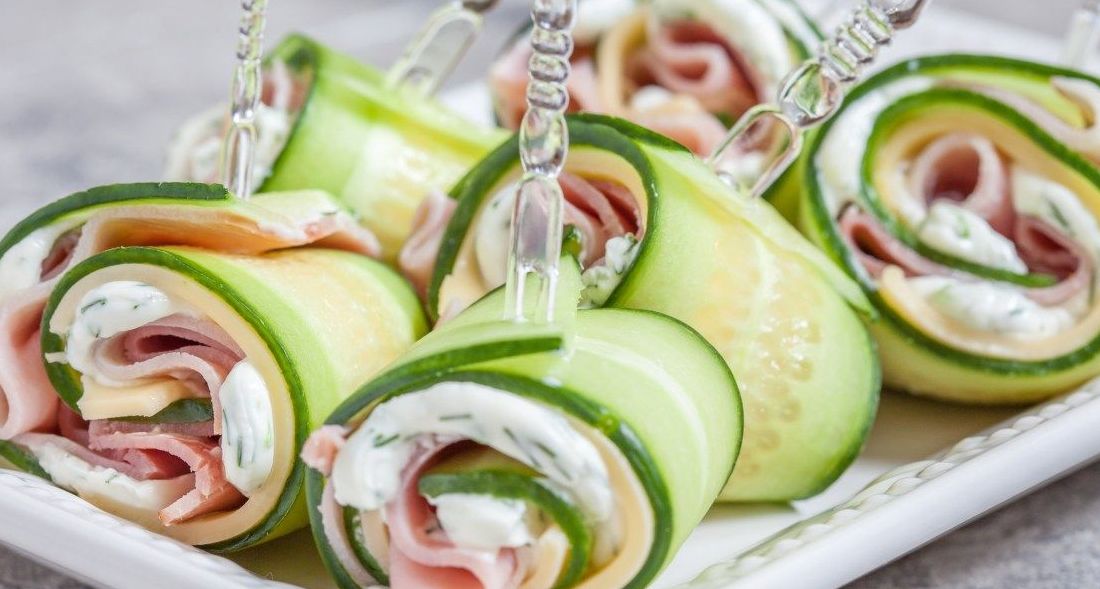 Огуречные рулетики: свежие идеи для новогоднего стола