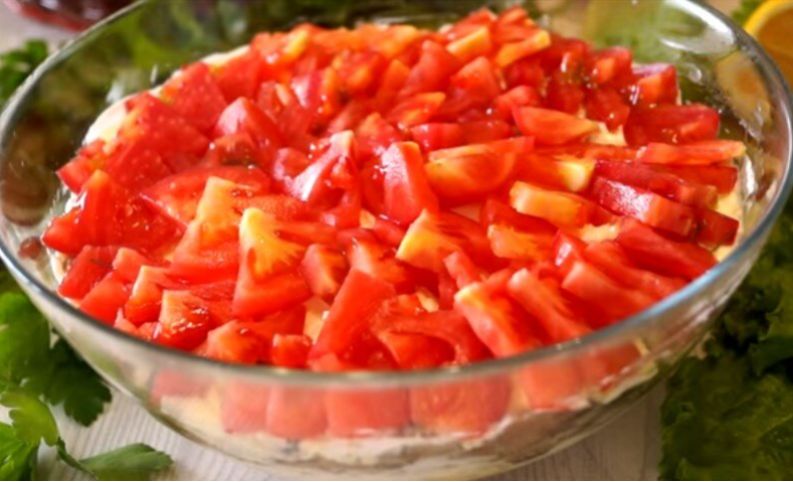 Потрясающий салат с грибами и копчёной курицей, который покорит ваши сердца