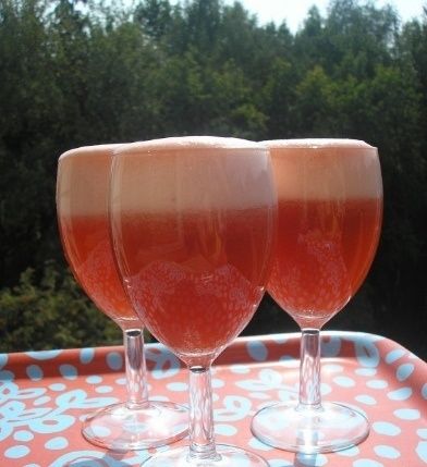 Клубнично-ананасовая шипучка: идеальный напиток для любого праздника