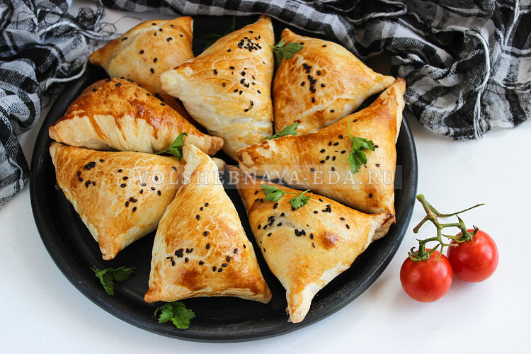 Легкая самса из слоеного теста