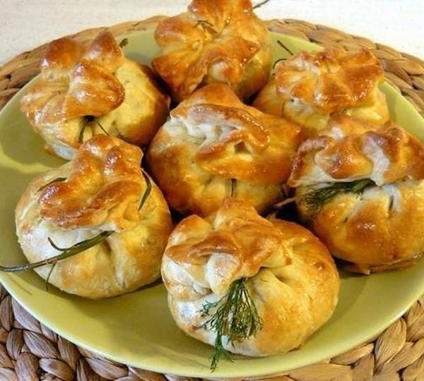 Вкусные закусочные мешочки из слоеного теста