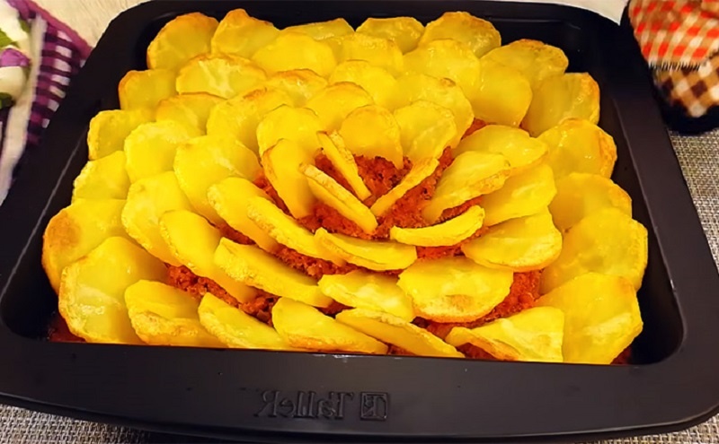 Творческий подход к запеканке: картофельный цветок с мясом