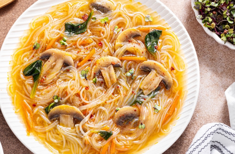 Ароматный суп с фунчозой и шампиньонами: быстрое решение для любого обеда