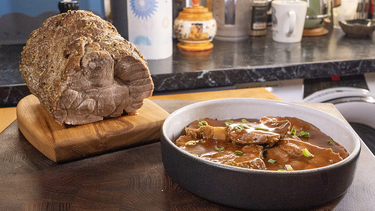 Непревзойденное угощение для новогоднего стола: запеченная свиная шея с изысканным соусом